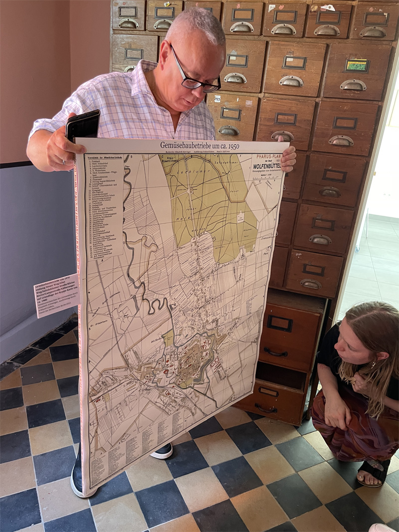 Herr Mei&szlig;ler vom G&auml;rtnermuseum zeigt uns eine alte Karte